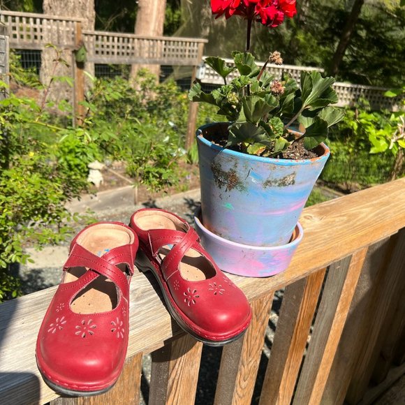 Red leather, criss cross straps, MaryJane light weight clogs, size 7.5, New - Picture 1 of 2